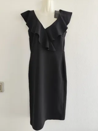 Vestido midi New Look negro con etiquetas.