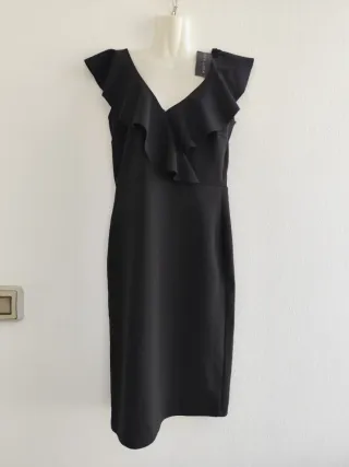 Vestido midi New Look negro con etiquetas.