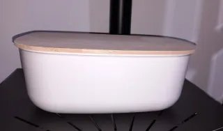 Portapane in plastica e legno