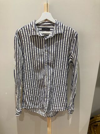 Camisa ZARA rayas azules y blancas arrugada