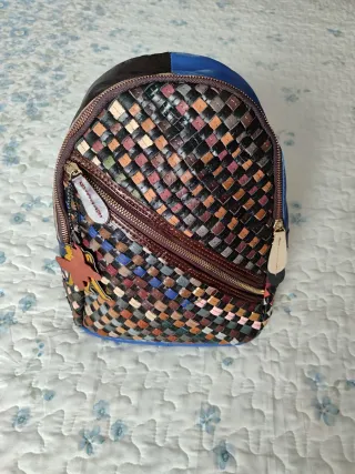 Mochila piel MARKTOMI multicolor ligera y amplia.