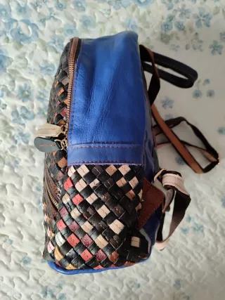 Mochila piel MARKTOMI multicolor ligera y amplia.