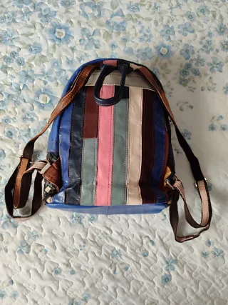 Mochila piel MARKTOMI multicolor ligera y amplia.