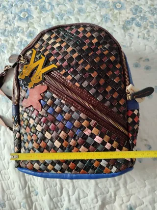 Mochila piel MARKTOMI multicolor ligera y amplia.