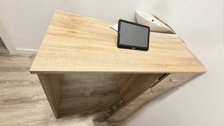 Escritorio de madera con cajones