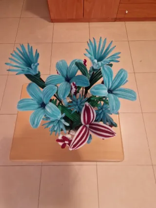 Centro de mesa para navidad y macetas de flores