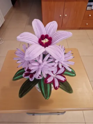 Centro de mesa para navidad y macetas de flores