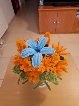 Centro de mesa para navidad y macetas de flores