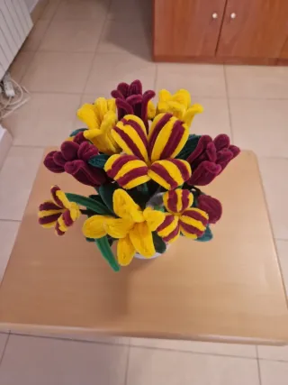 Centro de mesa para navidad y macetas de flores