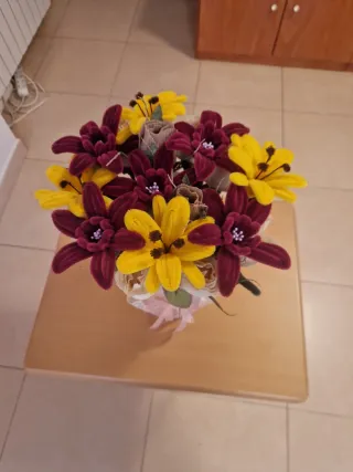 Centro de mesa para navidad y macetas de flores