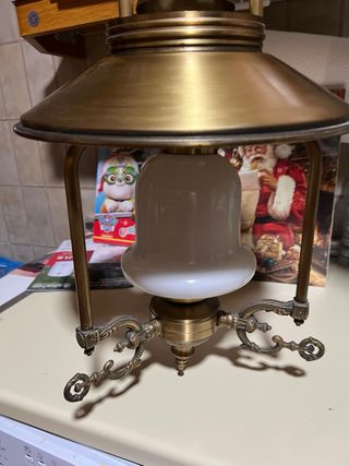 Lámpara antigua de latón y cristal