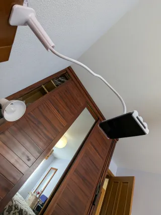 Soporte móvil/tablet para cama flexible