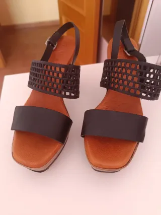 Sandalias negras con tiras de cuero talla 38