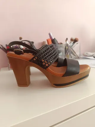 Sandalias negras con tiras de cuero talla 38