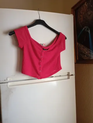 Blusa roja escotada