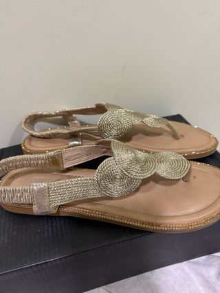 Sandalias doradas