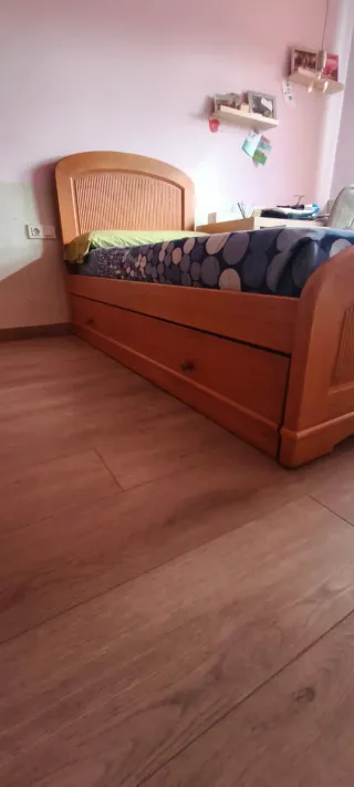 Mesita de noche de madera con 3 cajones