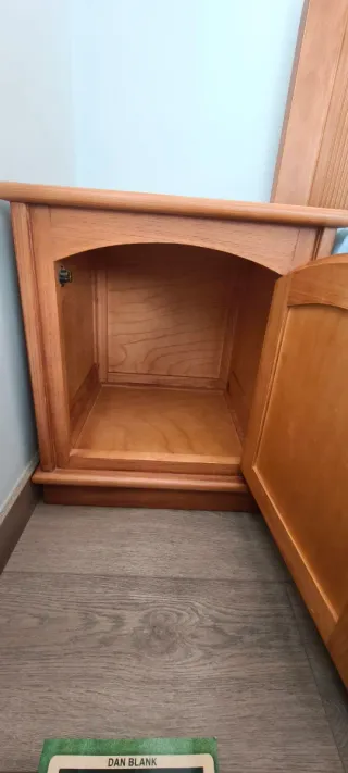 Mesita de noche de madera con 3 cajones