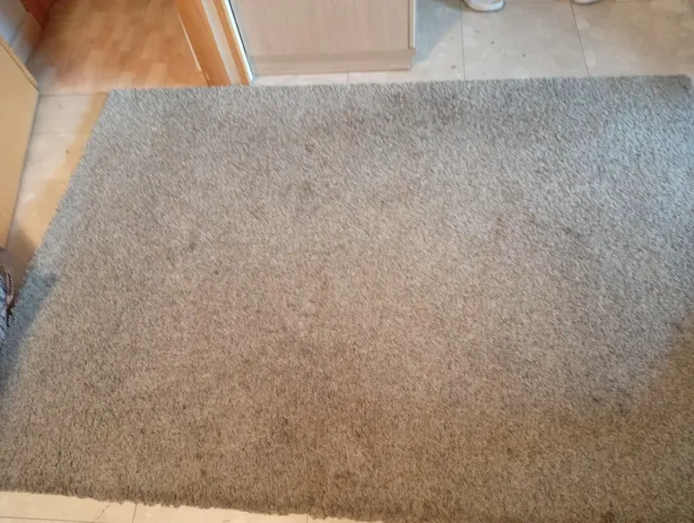 Alfombra beige y marrón