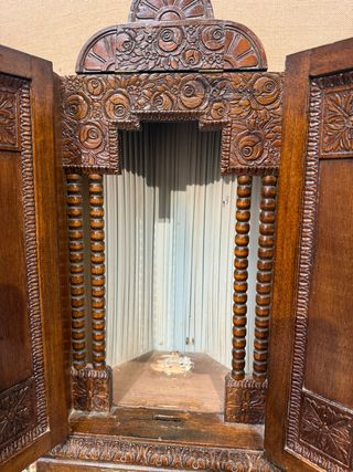 Gran capilla domiciliaria muy tallada,