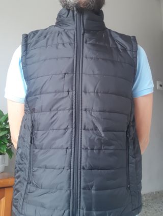 Chaleco acolchado cuello alto negro