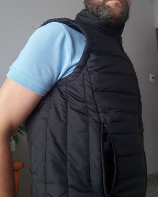 Chaleco acolchado cuello alto negro