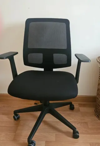 Silla de oficina ergonómica negra