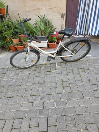 Bicicleta de paseo blanca