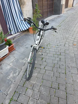 Bicicleta de paseo blanca