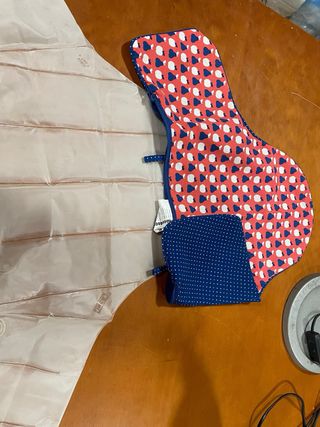 Trona blanca para bebé de Ikea con bandeja y cojin