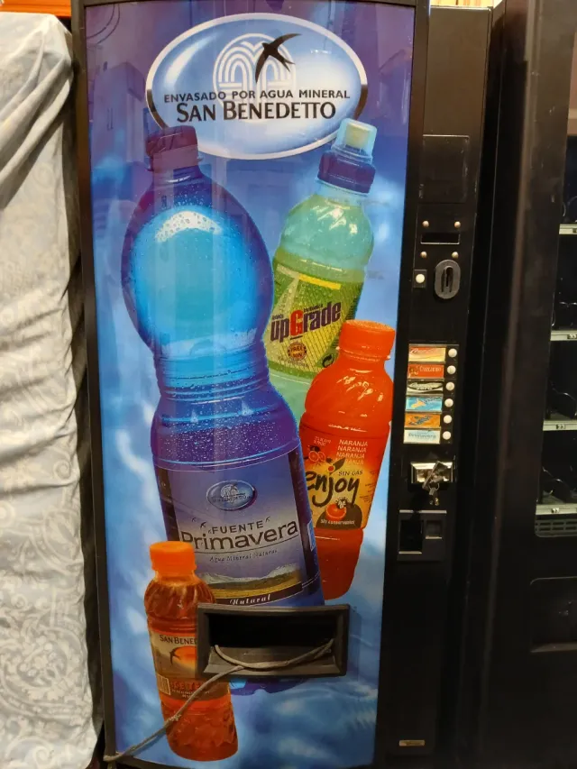 Máquina expendedora latas y agua