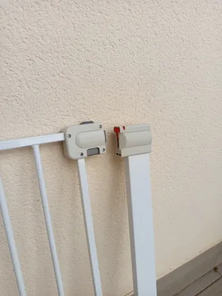 Puerta de escarela para bebe. Aluminio blanca .