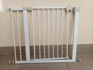 Puerta de escarela para bebe. Aluminio blanca .