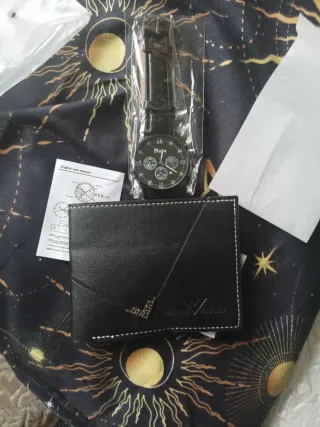 Reloj con billetera y bolígrafo