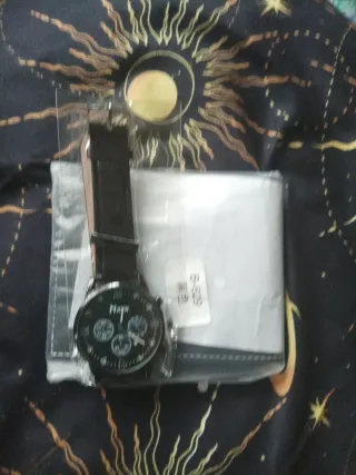Reloj con billetera y bolígrafo