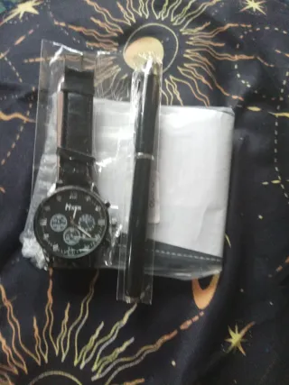 Reloj con billetera y bolígrafo