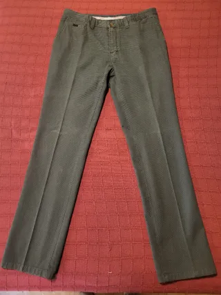 Pantalón chino gris con patrón a rayas