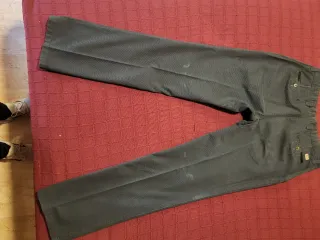 Pantalón chino gris con patrón a rayas