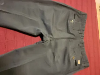 Pantalón chino gris con patrón a rayas
