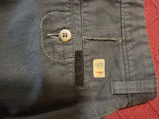 Pantalón chino gris con patrón a rayas