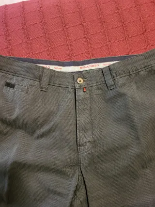 Pantalón chino gris con patrón a rayas