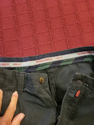 Pantalón chino gris con patrón a rayas