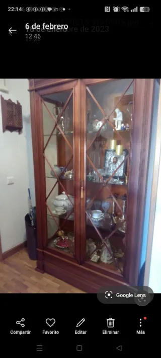 Vitrina clásica de madera y cristal