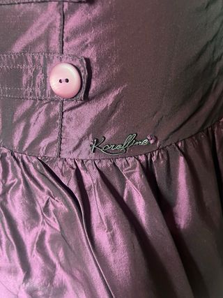 Abito elegante viola con bottoni