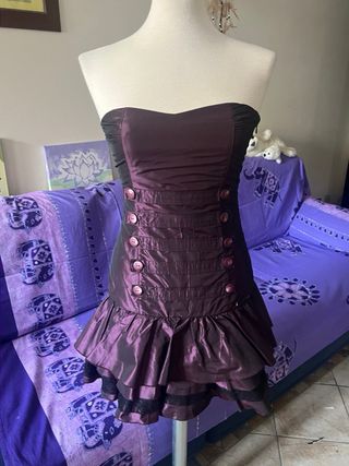 Abito elegante viola con bottoni