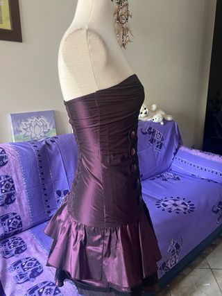 Abito elegante viola con bottoni