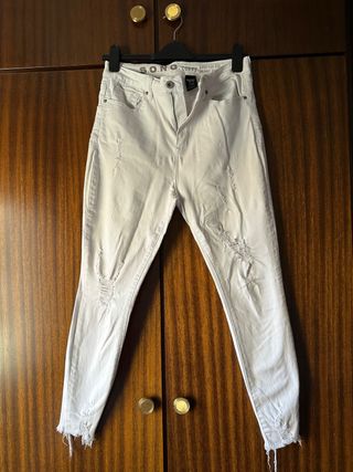 Pantalones blancos al cuerpo, tiro alto