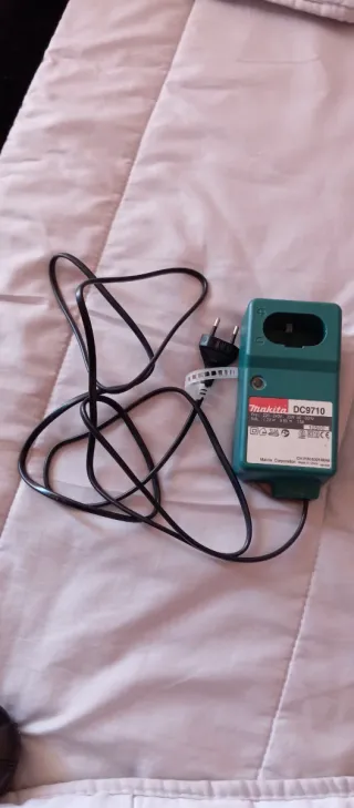 Cargador Makita DC9710