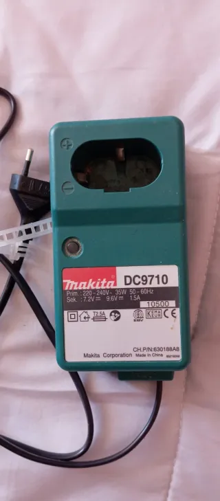 Cargador Makita DC9710