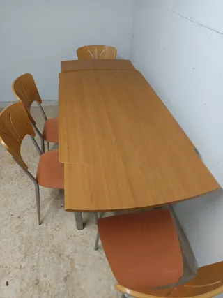 Mesa de cocina con 4 sillas